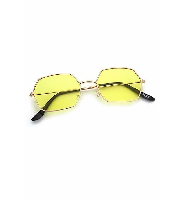 5. Hippi tarzı 70'ler esintisi taşıyan sarı camlı gözlükler de çok beğenilen modellerden biri.