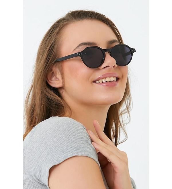 12. Klasik sevenler için her kıyafetinizle uyum sağlayabilecek siyah güneş gözlüğü.