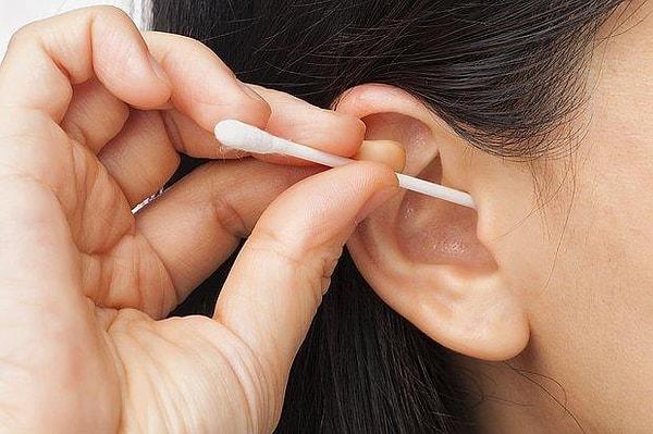9. Kulaklarımızı kulak temizleme pamuğuyla temizleriz.