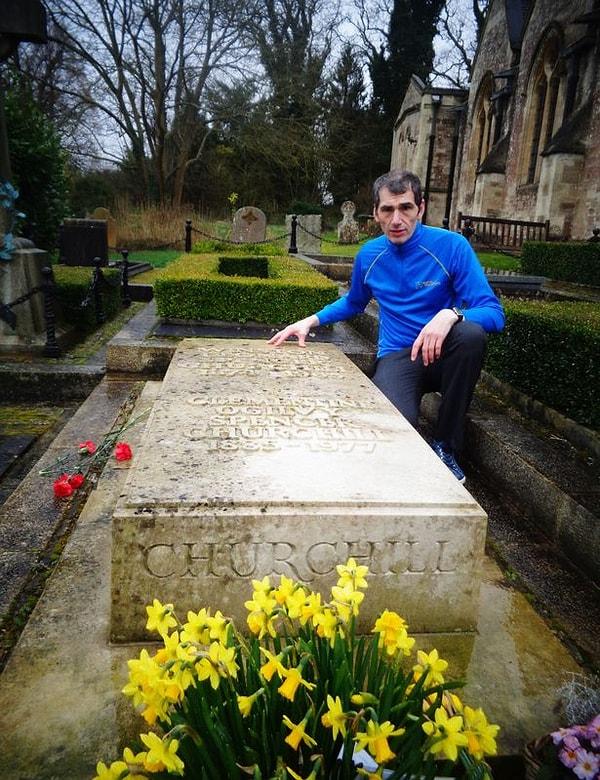 Tarihi şahsiyetlerin ve ünlülerin mezarlarını ziyaret etmeyi hobisi haline getiren Mark, bu mezar ziyaretleri için 160 bin sterlin harcadı.