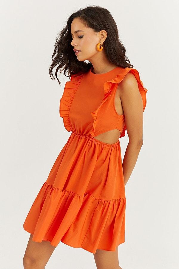 3. Dişil enerjiyi artıran renklerin başında turuncu var. Mini elbise, turuncu ve bel detaylı... Daha ne olsun!