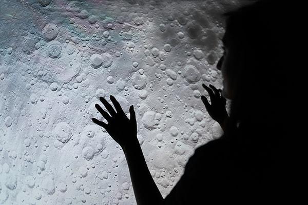 Gök taşları, Ay'ın yüzeyinde siyah çukurlar açıyor.