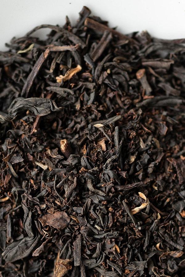 3. Siyah çayın yapraklarının kurutulmasından ve işlenmesinden dolayı farklı notalarda olan bu çay yapraklarının tatları ve dokuları ise birbirinden çok farklı.