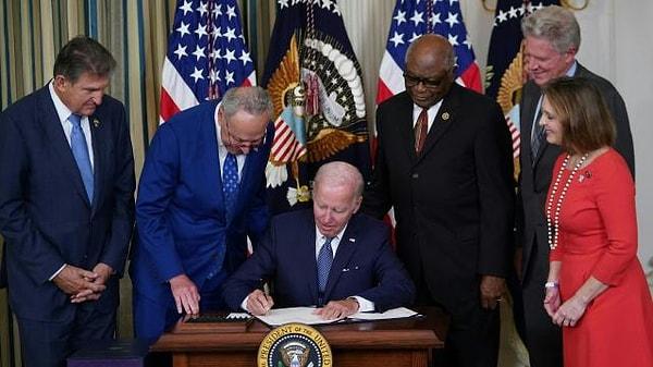 ABD Başkanı Joe Biden, Beyaz Saray’da düzenlenen törenle Enflasyon Azaltma Yasası’nı imzaladı. Biden, Yasayı "ABD tarihindeki en önemli yasalardan biri" olarak nitelendirdi.