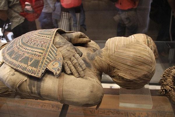 4. Eski Mısırlıların yasaları, kuralları ve düzenlemeleriyle işleyen bir adalet sistemi vardı. Ancak, mevcut yargı sistemimizle karşılaştırıldığında, onları bizden ayıran önemli bir fark var, o da büyü.