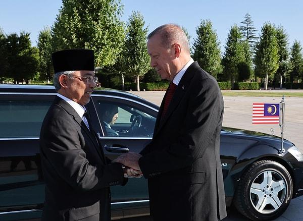 Cumhurbaşkanı Recep Tayyip Erdoğan'ın dün resmî törenle karşıladığı ve temasta bulunduğu Malezya Kralı Sultan Abdullah Ri’ayatuddin Al-Mustafa Billah Şah ile görüşmeler sonrası konuşulanlar merak konusu oldu.