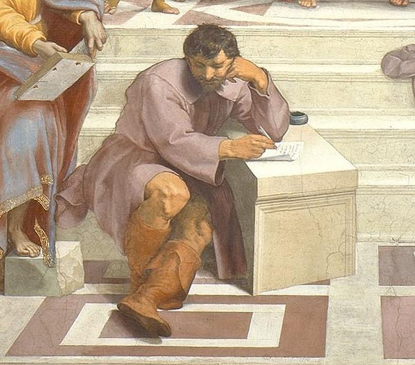 Eserde en çok dikkat çeken isimlerden biri 'düşünen adam' pozuyla merdivenlerin dibinde oturan Efesli Heraklitos.