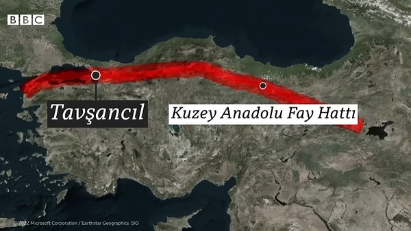 7,4 büyüklüğündeki depremde resmi rakamlara göre 18.373 ölüm, 23.781 yaralanma olmuştu. Ancak depremin merkezine çok yakın olmasına rağmen Tavşancıl'da kimsenin "Burnu bile kanamadı" ve hiçbir bina yıkılmadı.