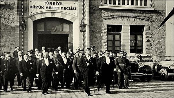 29 Ekim 1923 tarihinde Mustafa Kemal'in hazırladığı anayasa değişikliği teklifi kabul edildikten sonra Türkiye Devleti'nin yönetim biçimi cumhuriyet olarak belirlenmiştir.