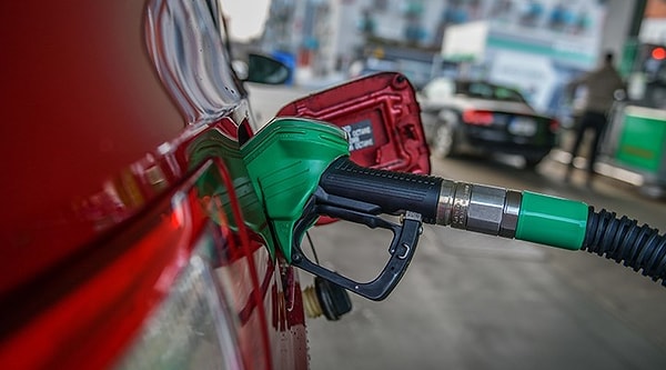 Petrol ayrıştırılarak akaryakıta dönüşüyor ve akaryakıtın dünyada fiyatlandığı piyasa da İtalya Cenova'da bulunuyor. Alım göstergelerinin bu piyasadan olduğunu ancak akaryakıtın yarısından çoğunu yaklaşık yüzde 25-30 olan Rusya'dan aldığımız söylesek ne dersiniz?