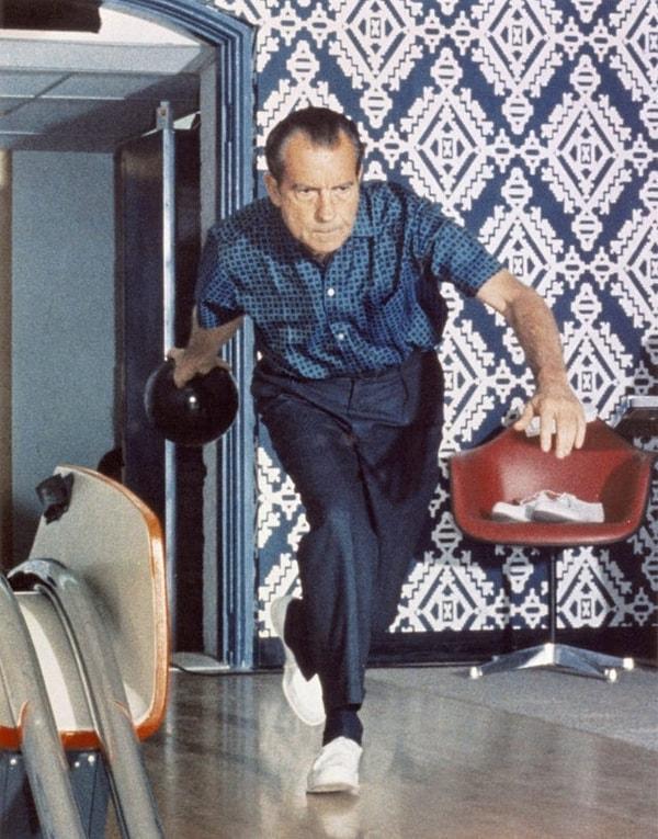 1. Başkan Richard Nixon, Beyaz Saray salonunda bowling oynarken - 10 Mart 1970: