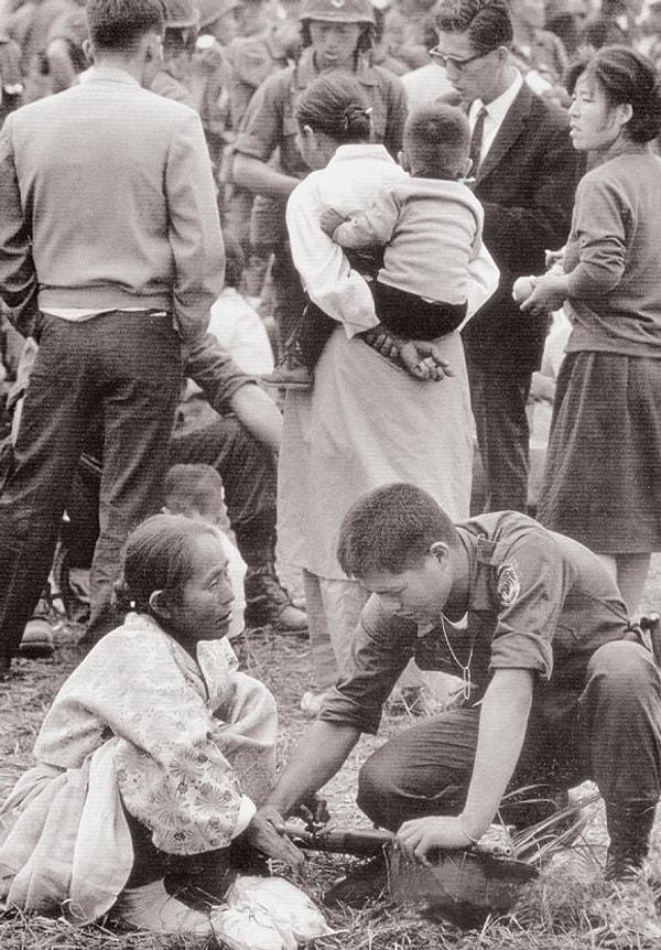 3. Güney Kore ordusundaki asker, Vietnam'a gönderilmeden önce annesine veda ederken - 1965: