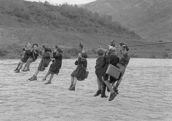 12. İtalya'da okula giden çocuklar nehri kullanırken - 1959:
