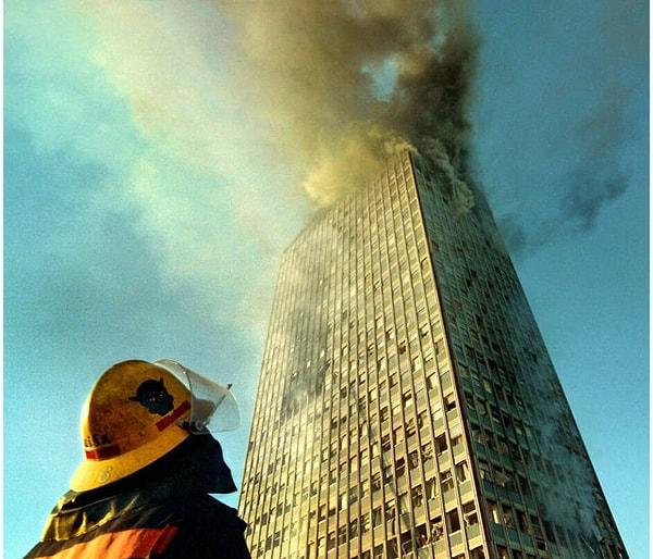 14. Bir itfaiyeci NATO tarafından bombalanan Belgrad'ın en yüksek binası izlerken - 1999: