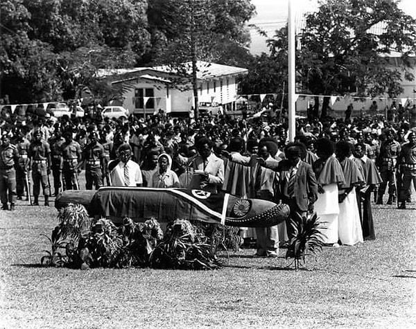 16. Ülkenin bağımsızlık gününde Vanuatu'nun ilk bayrağının kutsanma anı - 30 Temmuz 1980: