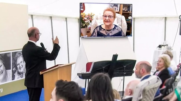 Женщина смогла присутствовать на своих похоронах и ответить на вопросы близких с помощью искусственного интеллекта