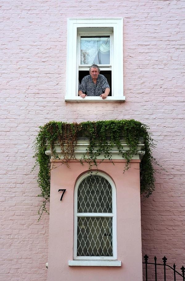 İngiltere, Notting Hill'de hayallerimizi süsleyen pembe bir evde yaşayan Peter Lee ile tanışın! 77 yaşındaki adam kapısının önündeki turist ve influencer akınından mustarip. 😅