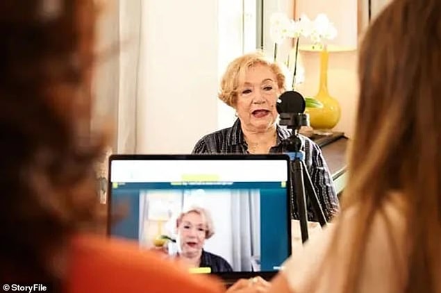 StoryFile, hologramı yapılacak kişi bir dizi soruyu yanıtlarken onları kaydetmek için 20 senkronize kamera kullanarak kişinin dijital bir klonunu oluşturuyor.