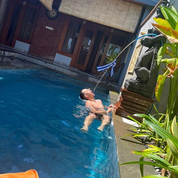 Aslen Avustralya’nın Brisbane bölgesinden olan genç adam, arkadaşlarını eğlendirmek için kaldıkları otelin havuzunda ufak bir şaka yapmak istemiş. Havuzu dolduran hortumdan gelen suya ağzını dayayan adam, suyu içtikten bir süre sonra bakteriler nedeniyle ateşi çıkmış ve atar topar hastaneye kaldırılmış!