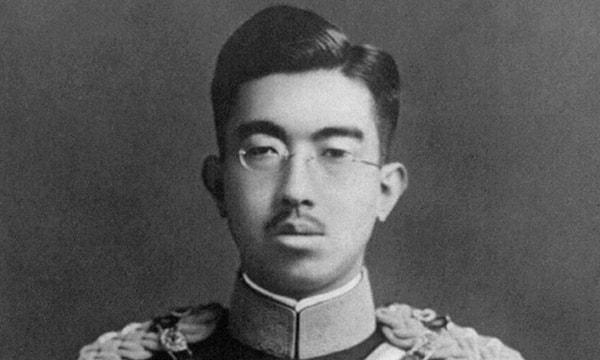 12. Bu yıllarda Naruhito’nun büyükbabası yani İmparator Hirohito vefat etti. Japonya yeni İmparatoru Akihito’yu selamlarken aynı zamanda tarihinin en uzun dönemini kapattı…