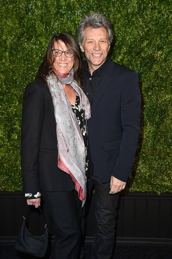 18. И, наконец, Джон Бон Джови начал встречаться с Доротеей Херли в старшей школе, и с тех пор у них все хорошо.