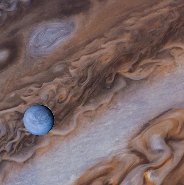 "Galilean uyduları" olarak da bilinen, Jüpiter'in en büyük dört uydusundan üç tanesinin buzlu kabuklarının altına gizlenmiş sıvı su okyanuslarına sahip olduğuna inanılıyor (Ganymede, Europa ve Callisto).