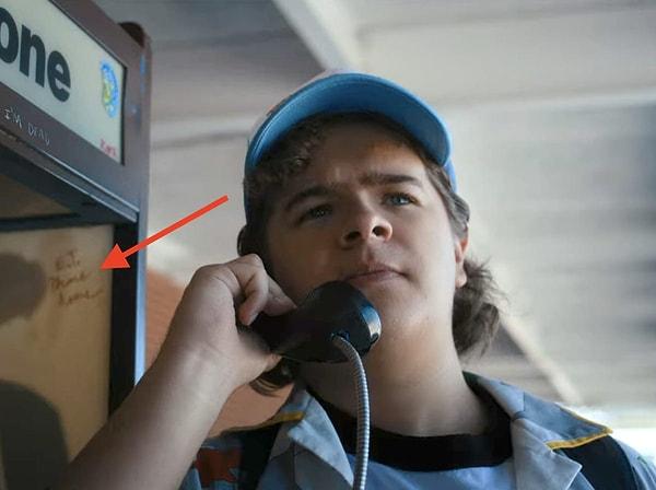 2. Dustin Steve'i aradığında, telefon kulübesinde "E.T." yazan bir grafiti var.