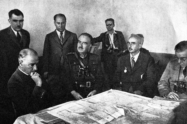 Mustafa Kemal, Fevzi ve İsmet Paşa'lar 30 Temmuz akşamı son kez tekrar görüşürler ve taarruzun ayrıntılarını kararlaştırırlar.