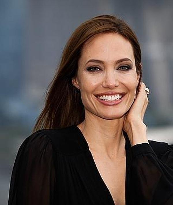 Angelina Jolie gibi kemikli ve kare bir yüz şekline sahipseniz, saçlarınızı yandan ayırmanızı öneriyoruz.