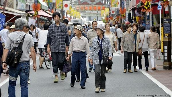 6. Japonya'daki ekonomik büyüme hızının yavaşlamasındaki en büyük neden yüksek yaş ortalamasıdır.