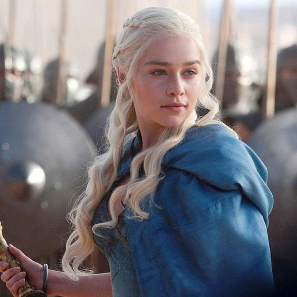 Game Of Thrones'tan Daenerys'in doğumundan 172 yıl önce geçen dizi, Targaryen ailesini ve Demir Taht için dönen kana susamış bir iç savaşı işliyor.