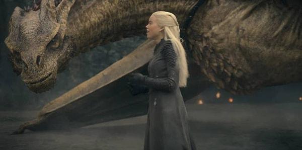 2. Rhaenyra'nın ejderha gibi kokması hakkında birden fazla karakterin yorum yapması ilginç çünkü Game Of Thrones'da tek bir karakter bundan bahsetmemiş.