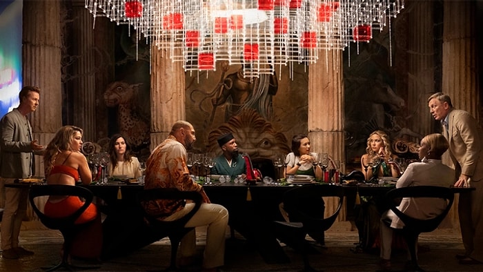 Появились первые изображения фильма «Достать ножи 2» ("Glass Onion: A Knives Out Mystery")