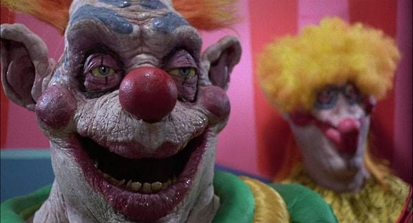 6. Killer Klowns From Outer Space / Uzaydan Gelen Katil Palyaçolar (1988) - IMDb: 6.1