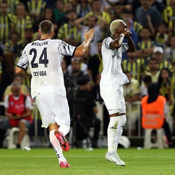 Henry Onyekuru, Adana Demirspor'un ikinci golünden sonra Fenerbahçe tribünlerine "Ağlama" hareketi yaptı.