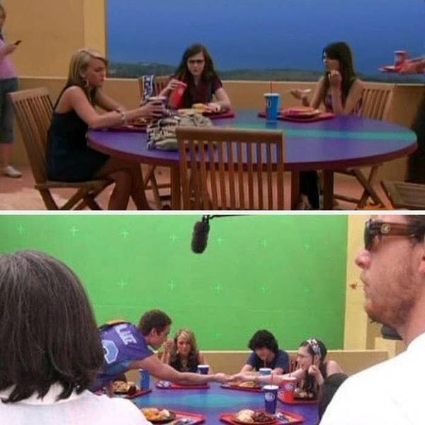 1. 'Zoey 101'deki yemek masası aslında gerçek değil.