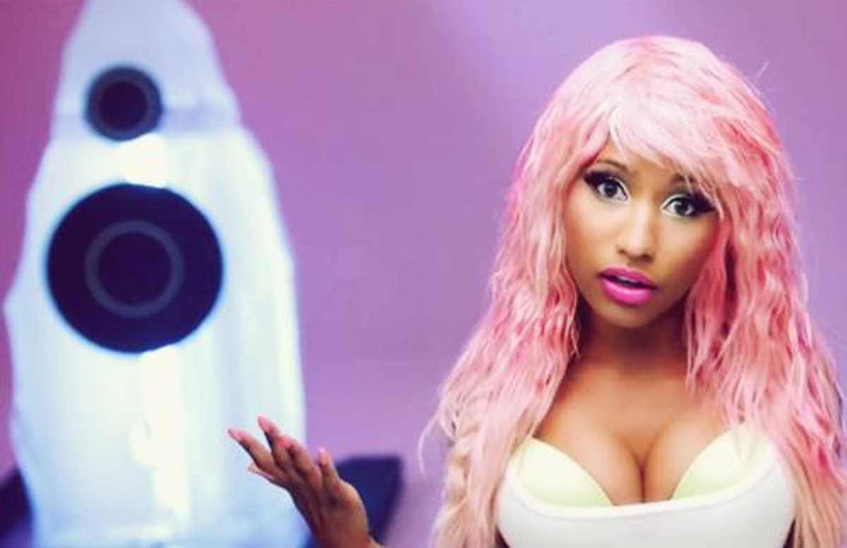 Nicki minaj bass. Nicki Minaj super Bass. Nicki Minaj Illuminati. Ники Минаж в юности. Nicki v Rose.