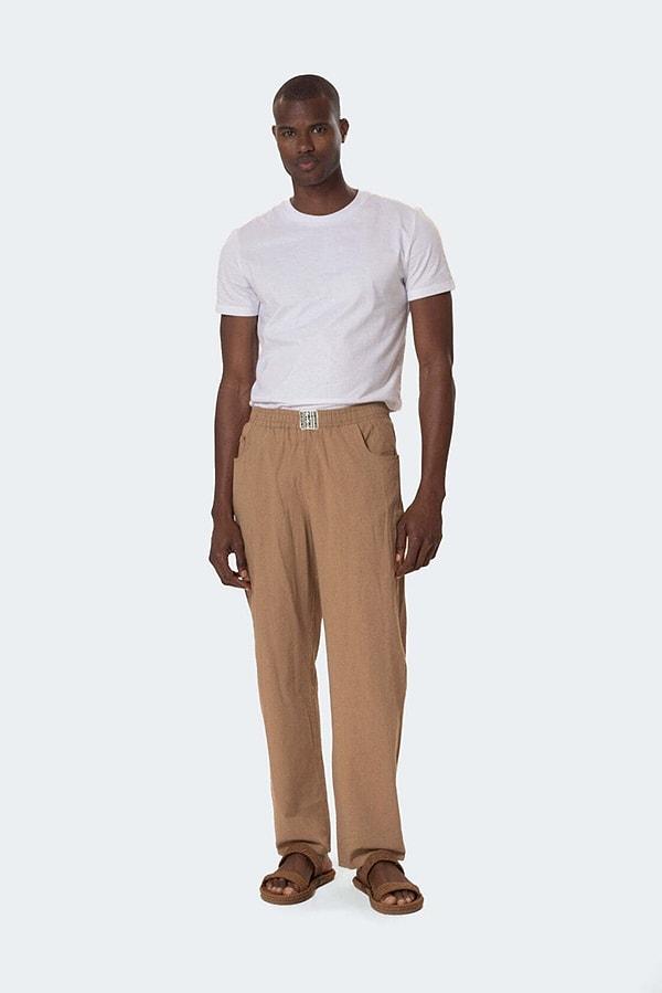 Bu rahat pantolonlar 2022 yazının erkek modası haline geldiğine göre siz de bu trende ayak uydurmaya başlayabilirsiniz.