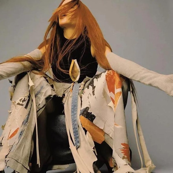 Также работает над романтической комедией без названия для Netflix, а также над телесериалом "Экспаты".