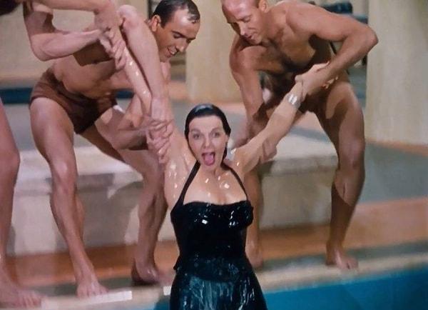 1. 'Gentlemen Prefer Blondes' filmindeki Jane Russel'ın havuz sahnesi aslında yüzücülerin Russel'ın üzerinden atlamasıyla son bulacaktı. Fakat yanlışlıkla yüzücülerden birinin ayağı takıldı ve Russel suya düştü.