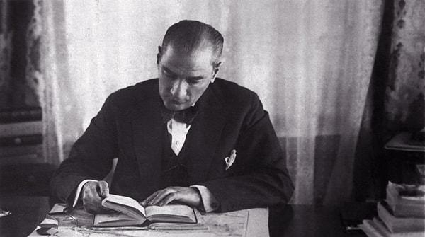 Elbette Ulu Önderimiz Atatürk de kitap okumanın kıymetini iyi bilirdi.