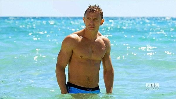6. 'Casino Royale' filmindeki James Bond'un denizden çıktığı sahne tamamen kazayla çekildi. Daniel Craig'e göre garip bir yere doğru yüzmüş ve uyarılınca da aniden kalkıp kıyıya doğru yürümüş.