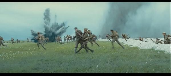 7. '1917' filminde Schofield'in koştuğu sahnede bir başka asker üzerine doğru koşuyor ve ayağı takılıyor. Bu sahne de tamamen doğaçlama! George MacKay düşse de hiç bozuntuya vermiyor ve ayağa kalkıp koşmaya devam ediyor.