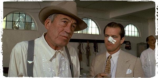 14. 'Chinatown' filminde John Huston tarafından canlandırılan Noah Cross karakteri Gittes ismini sürekli olarak 'Gits' diye telaffuz ettiği için yönetmen ismin 'Gits' olarak kalmasını istemiş. Senaryoda olmayan bu ayrıntı karakterin doğasına uyması için değiştirilmemesi kararı alınmış.