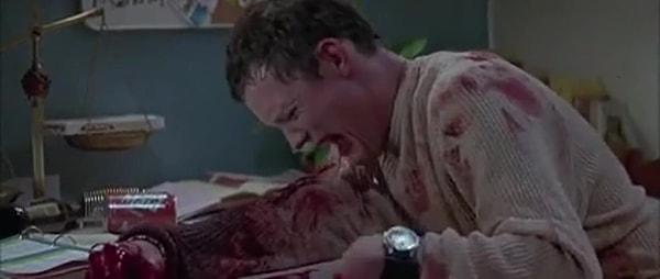 23. 1996 yapımı 'Scream' filminde Matthew Lillard 'Bana telefon fırlattın, pislik!' repliğini doğaçlama yapmıştır. Skeet Ulrich bilerek atmasa da yapay kanların neden olduğu kayganlık yüzünden telefonu tutamıyor ve Lillard'ın kafasına geliyor.