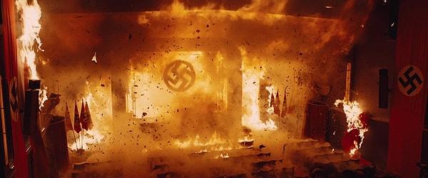 24. Ve son olarak 'Inglorious Basterds' filminde salon yanarken 'swastika' sembolünün düşmesi de tamamen kaza! Yangın planlandığından daha sıcak olduğu için 'swastika' sembolünün düşmesine neden oluyor!