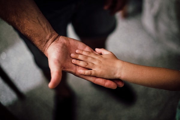 Her iki aileye de babalık yapmaya çalışan bir adam!