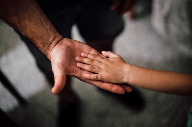 Her iki aileye de babalık yapmaya çalışan bir adam!