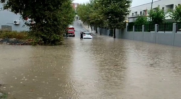 Arnavutköy Boğazköy Bülent Sokak, yağmur suları nedeniyle göle döndü.