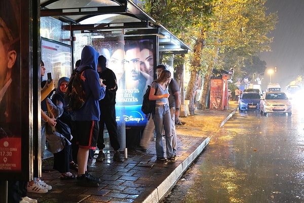 Dün gece ve bu sabah ani bastıran yağmur sonrası vatandaşlar kafe ve otobüs duraklarına sığındı.